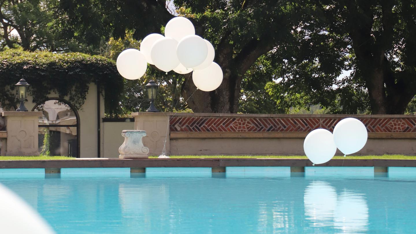 Bröllopsballonger i poolen